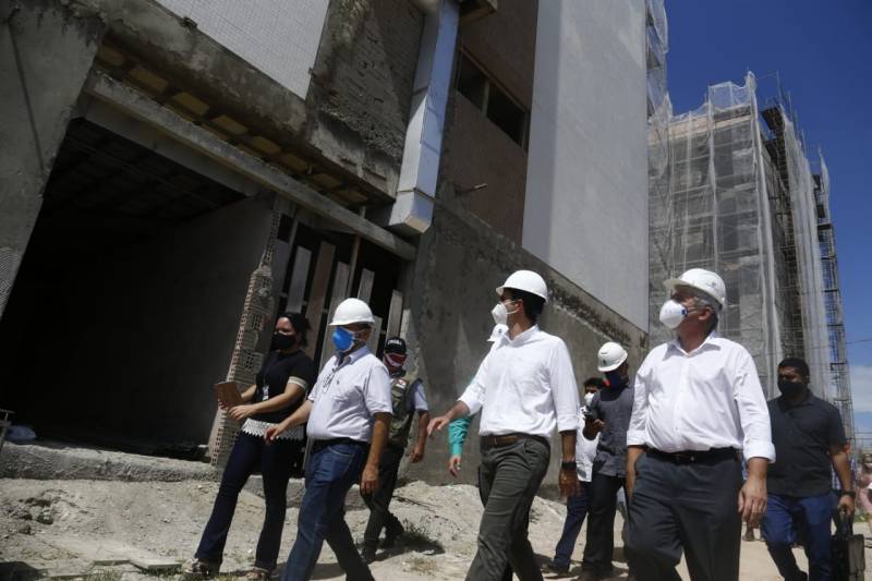 Governador Helder Barbalho e prefeito Nélio Aguiar inspecionam obras do Hospital Materno Infantil