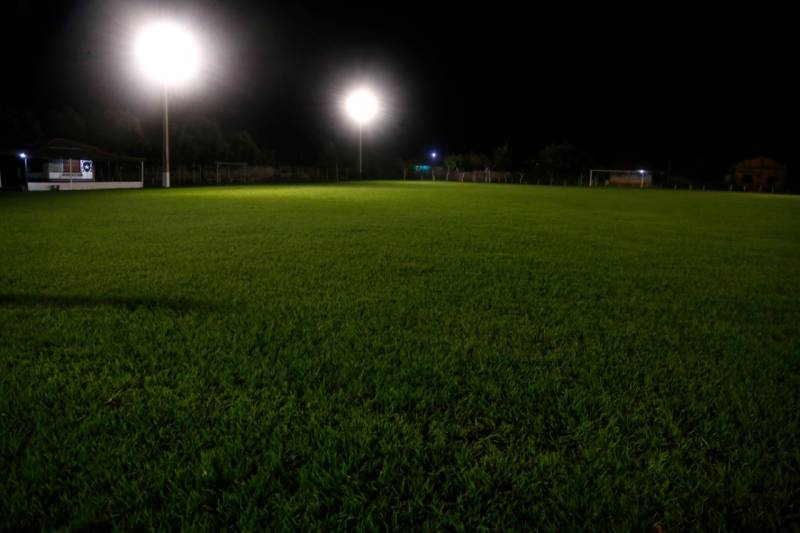 Prefeitura entrega campos iluminados nas comunidades de Tabocal e Cedro