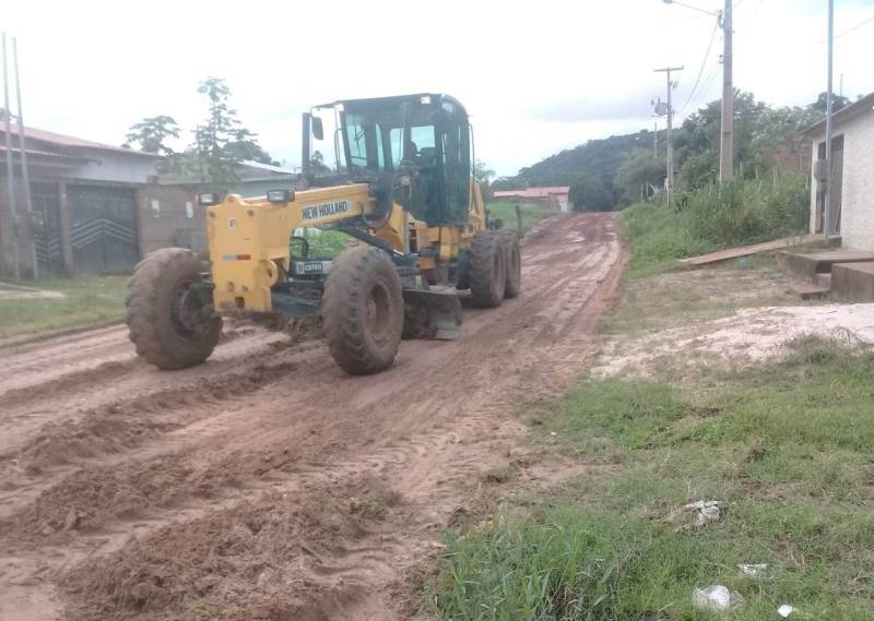 Para melhorar a trafegabilidade, frentes de trabalho da Prefeitura atuam em diversos bairros