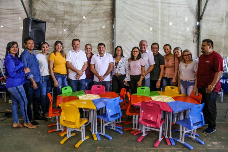 Prefeitura inicia entrega de mesas e cadeiras novas as escolas da cidade