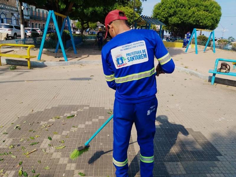 Prefeitura realiza ação especial de limpeza na orla da cidade neste domingo