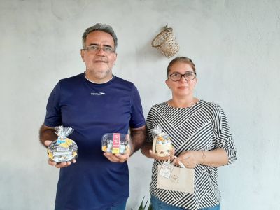 Produção de bombons artesanais na comunidade Santa Maria conquista turistas