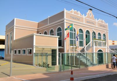 Sexta no Theatro Victória tem o show “Bora Ri”