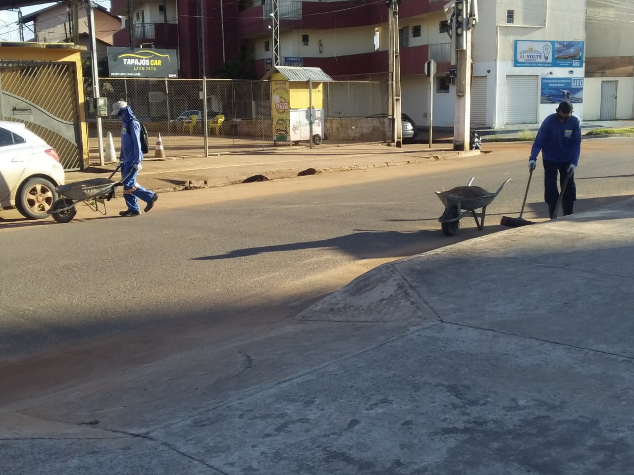 Serviços de limpeza mantém a cidade limpa e organizada