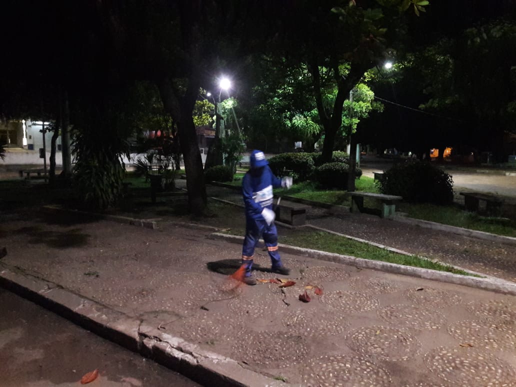 Agentes de limpeza atuam a noite para garantir organização da cidade