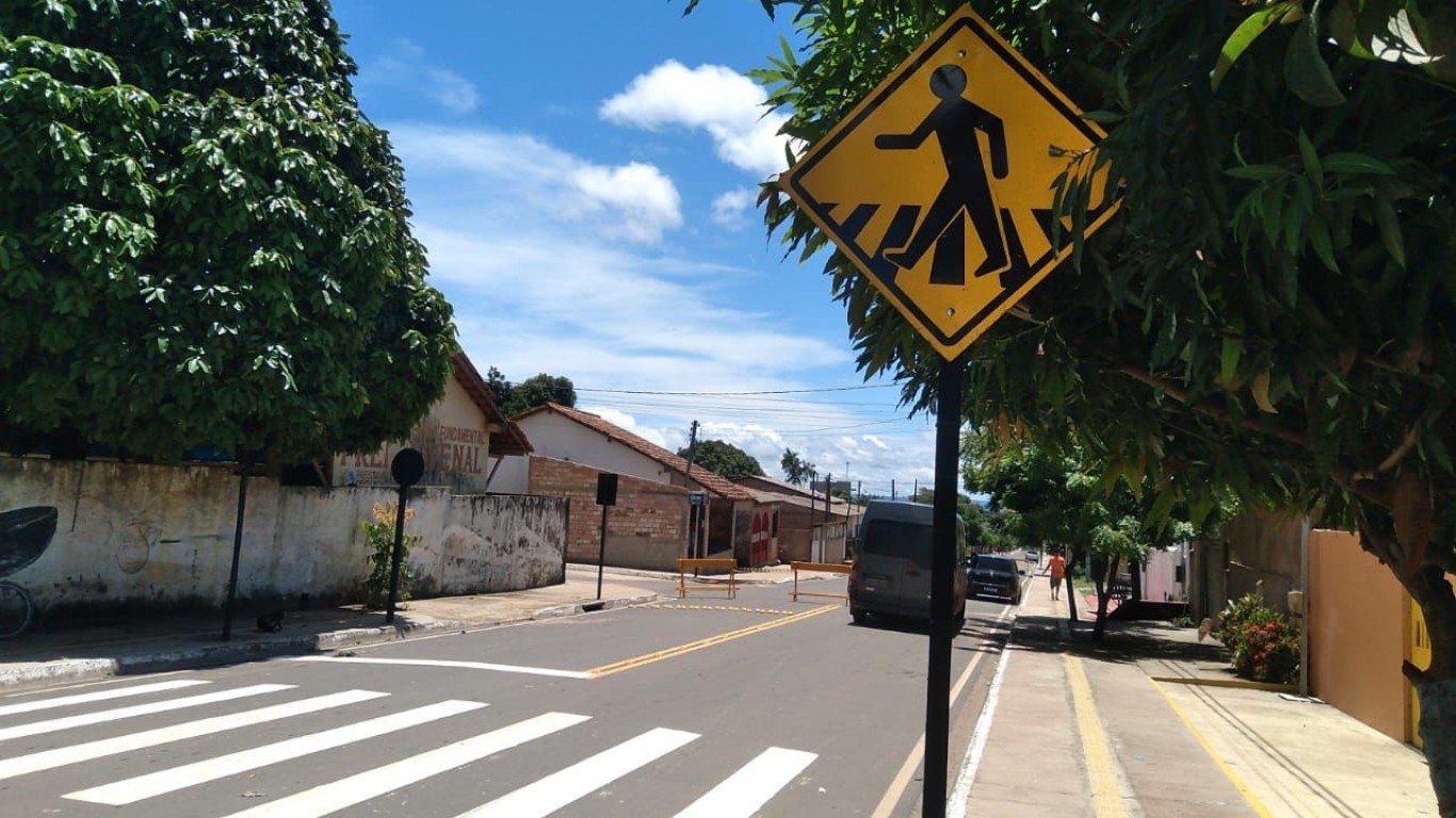 Reforço da sinalização em frente às escolas garante segurança aos alunos