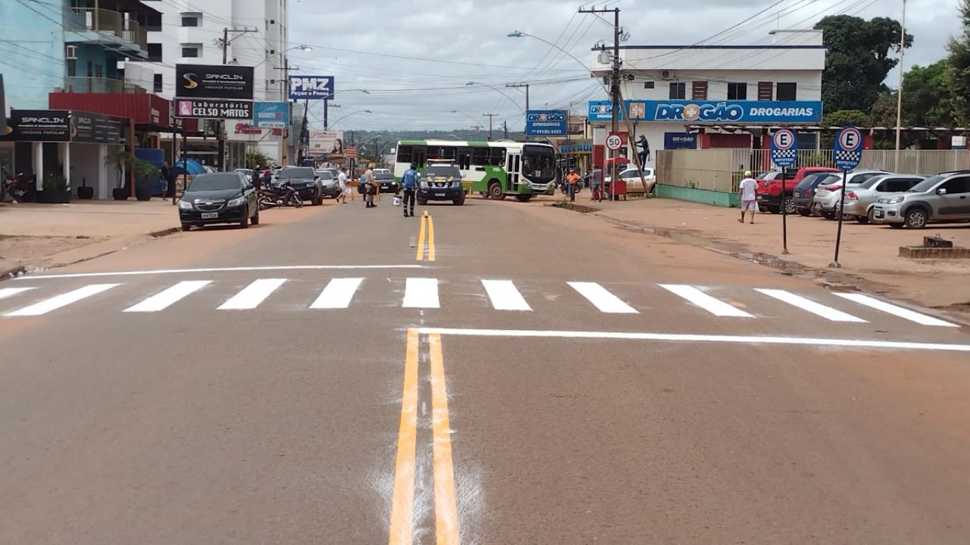 Prefeitura de Santarém realiza revitalização de faixas de pedestres e manutenção preventiva no sistema de sinalização semafórica 