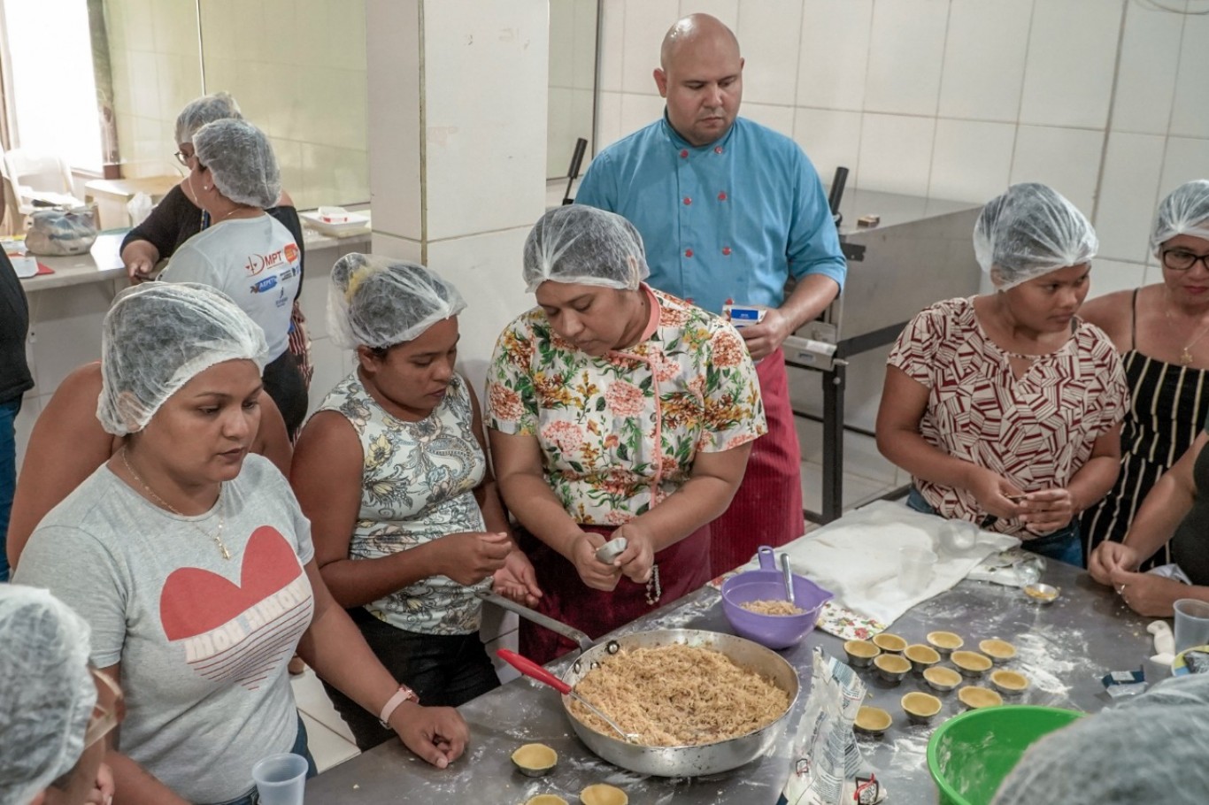 Mães de crianças e adolescentes retiradas da situação de trabalho infantil participam de curso de panificação e confeitaria