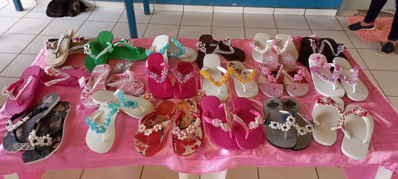 Geração de renda: Curso de sandálias decoradas capacita usuários do Cras Urumari