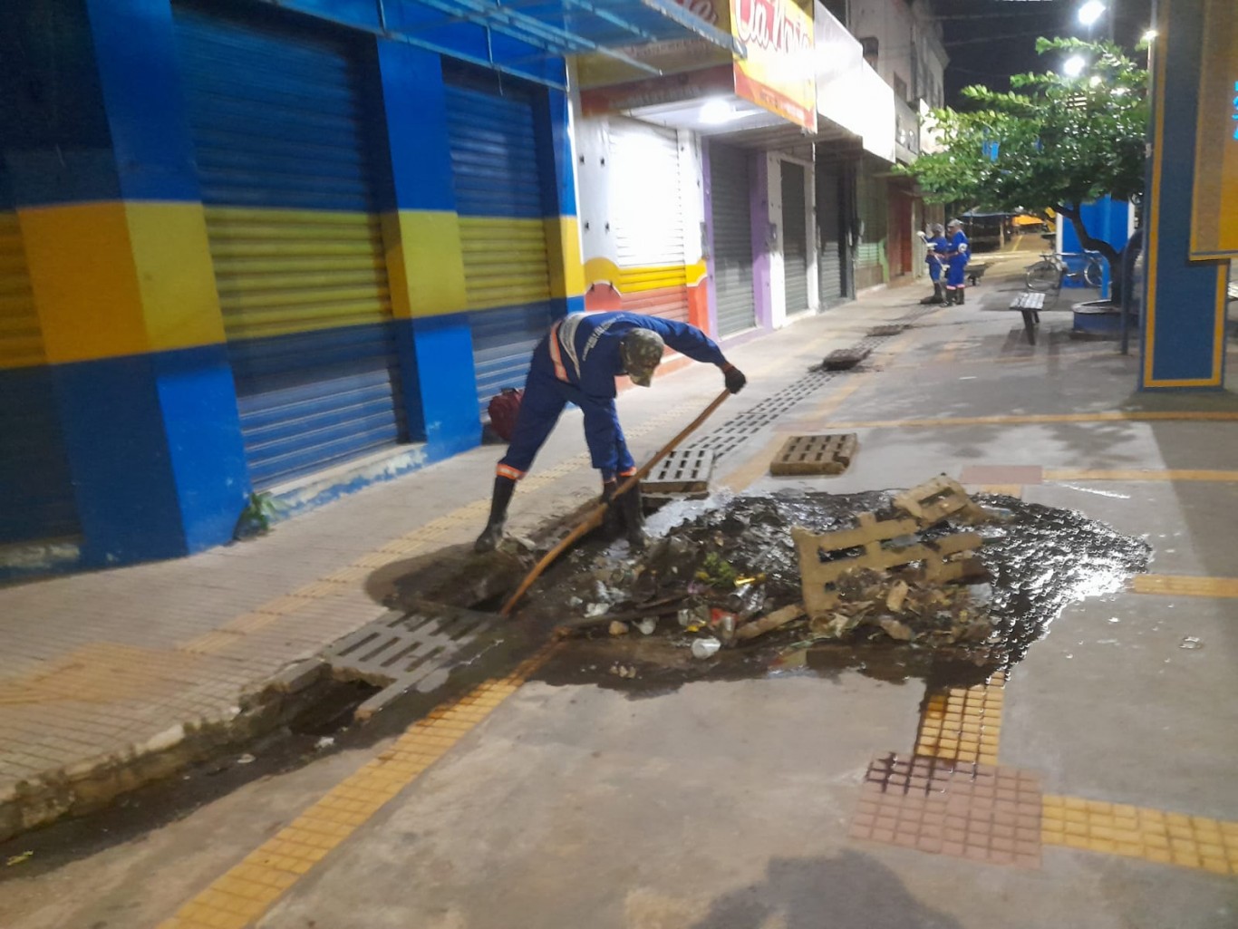 Agentes de limpeza retiram mais de 800 kg de resíduos do Belo Centro 