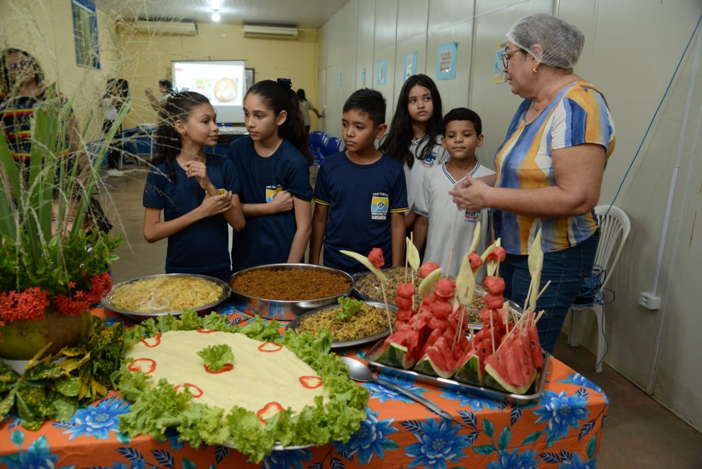 Prefeitura realiza apresentação e degustação de produtos da agricultura familiar que vão compor o cardápio da alimentação escolar  