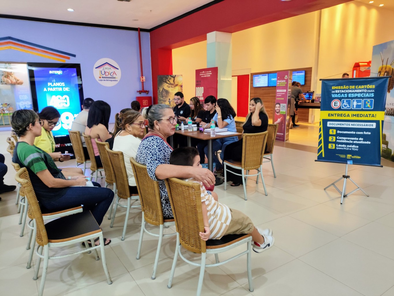 Aproximadamente 100 pessoas são atendidas em ação descentralizada para emissão de cartões de estacionamento para PCDs, idosos e pessoas com TEA