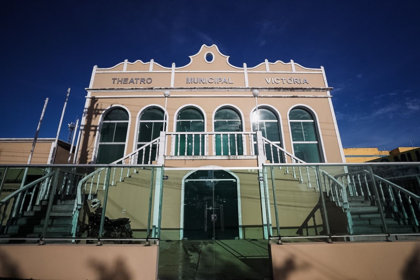 Theatro Municipal Victória recebe shows de artistas locais e eventos culturais em abril