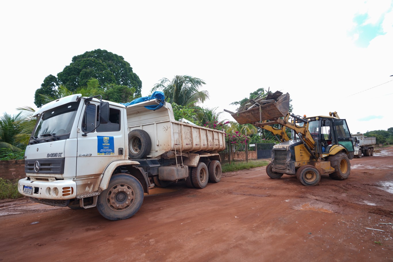 Imagem de Prefeitura inicia ações de limpeza com mutirão na Estrada Nova