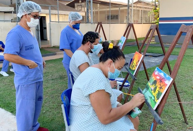 Pacientes do Hospital de Campanha de Santarém participam de oficina de pintura em tela