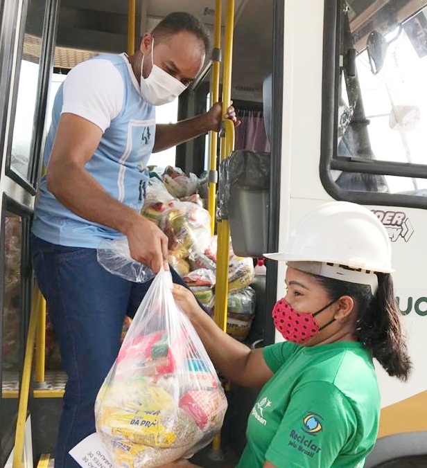 Prefeitura de Santarém entrega 146 cestas de alimentos a trabalhadores do aterro sanitário do Perema