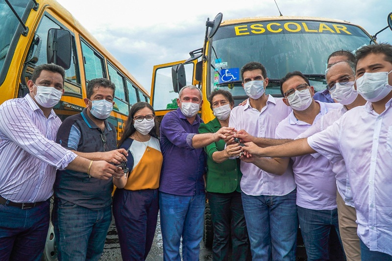 Transporte escolar é fortalecido em Santarém com dois novos ônibus entregues pelo governo do estado