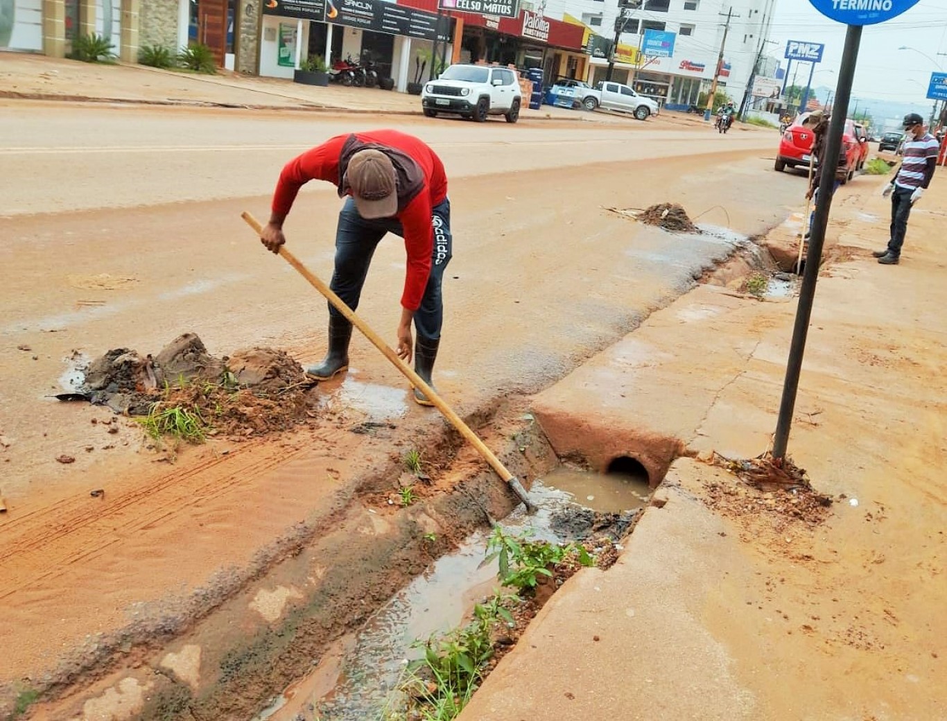 Semana inicia com serviços de limpeza urbana em vários pontos da cidade