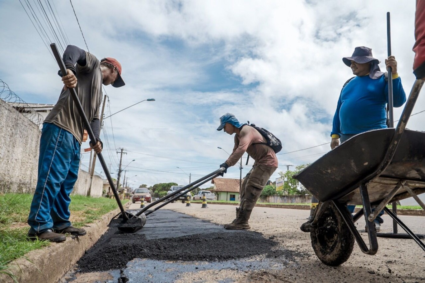 Recuperação asfáltica aplica 2 mil toneladas de asfalto em bairros da cidade