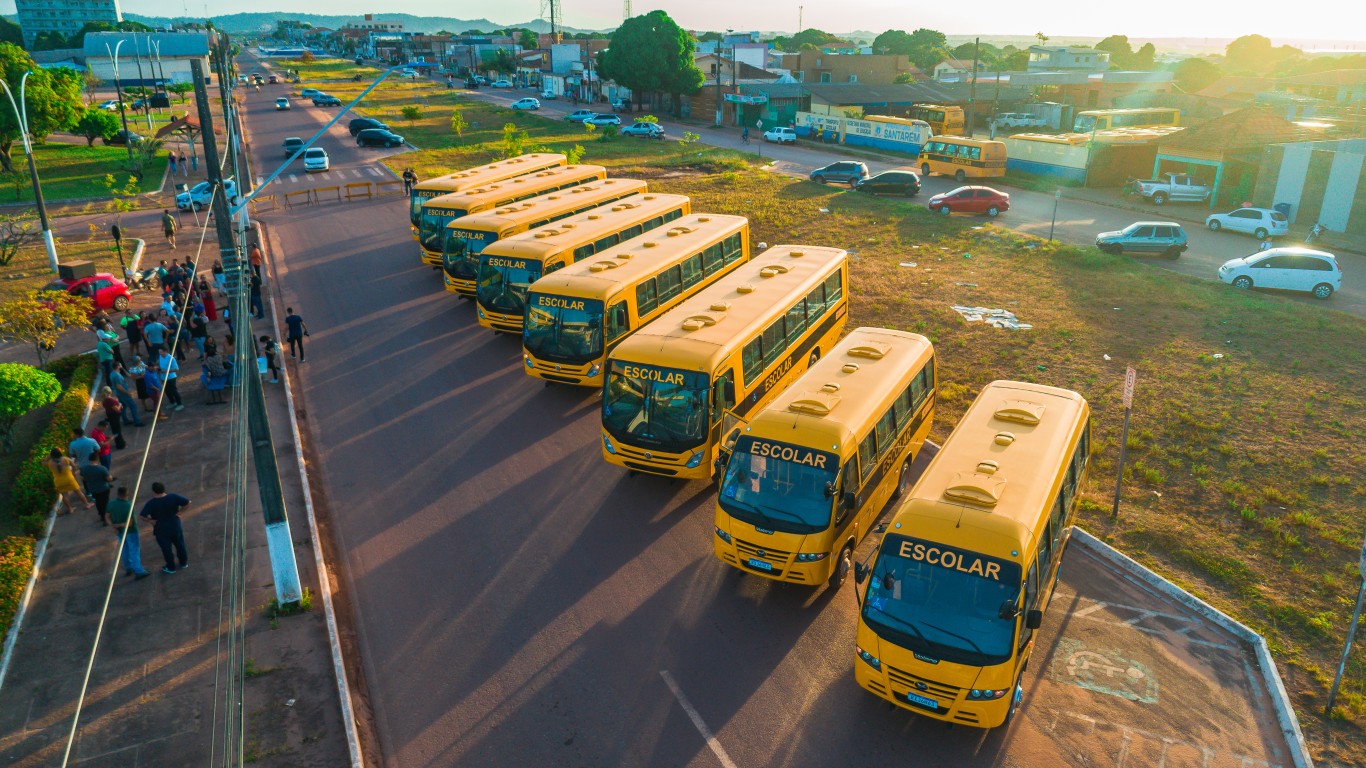 Prefeitura investe no transporte escolar e entrega mais oito novos ônibus para escolas da rede municipal