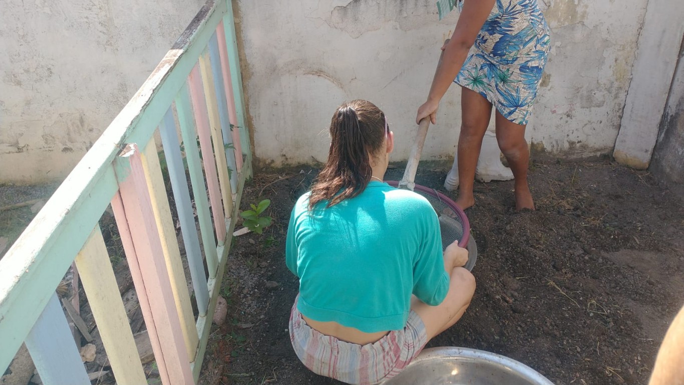 Acolhidos do 'Reviver' participam de curso de horta