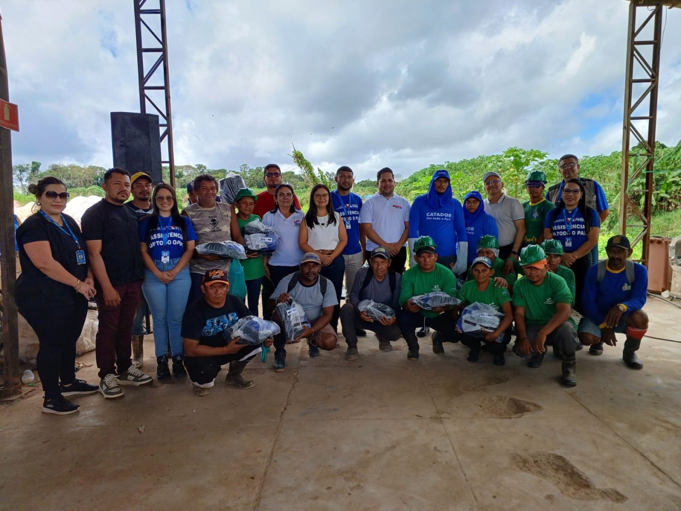 Governo do Estado e Prefeitura de Santarém entregam kits de EPIs a catadores do aterro sanitário de Perema