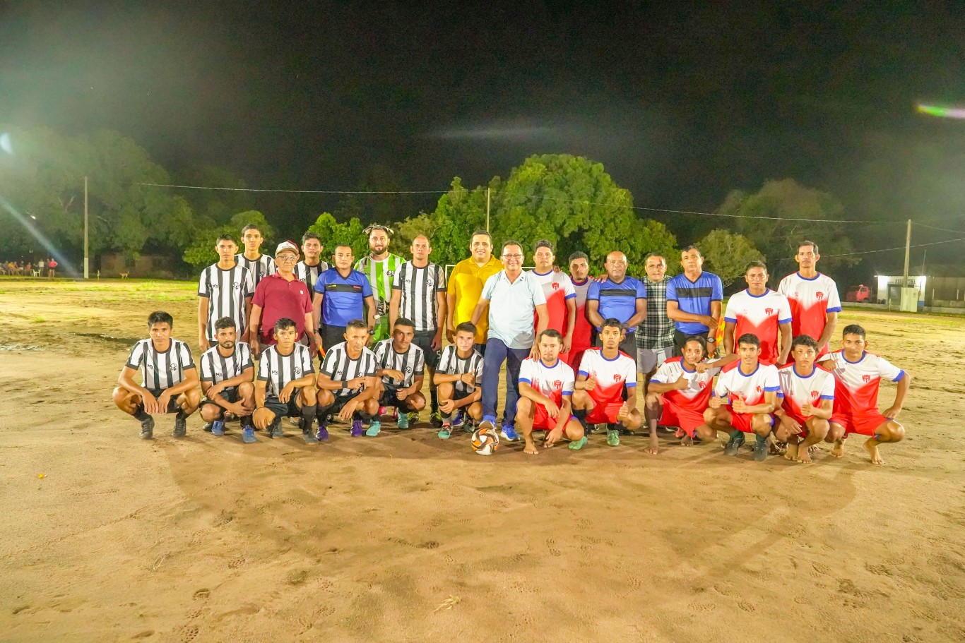 Vila de Arapixuna recebe moderna iluminação em campo de futebol