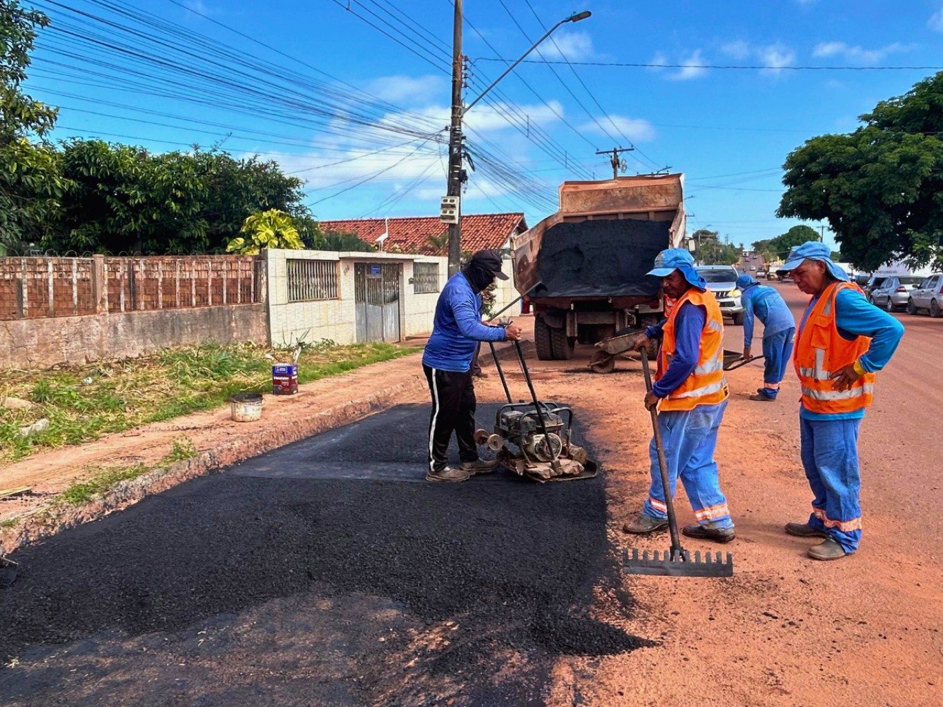 Imagem de Prefeitura avança com 14 frentes de trabalho para pavimentação, manutenção asfáltica, obra civil e terraplenagem