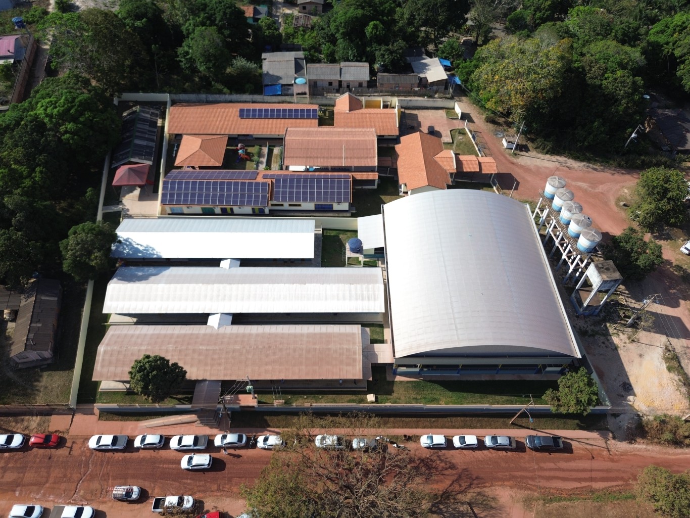 Imagem da notícia: Prefeitura entrega nova quadra e escola reformada e ampliada no Mararu