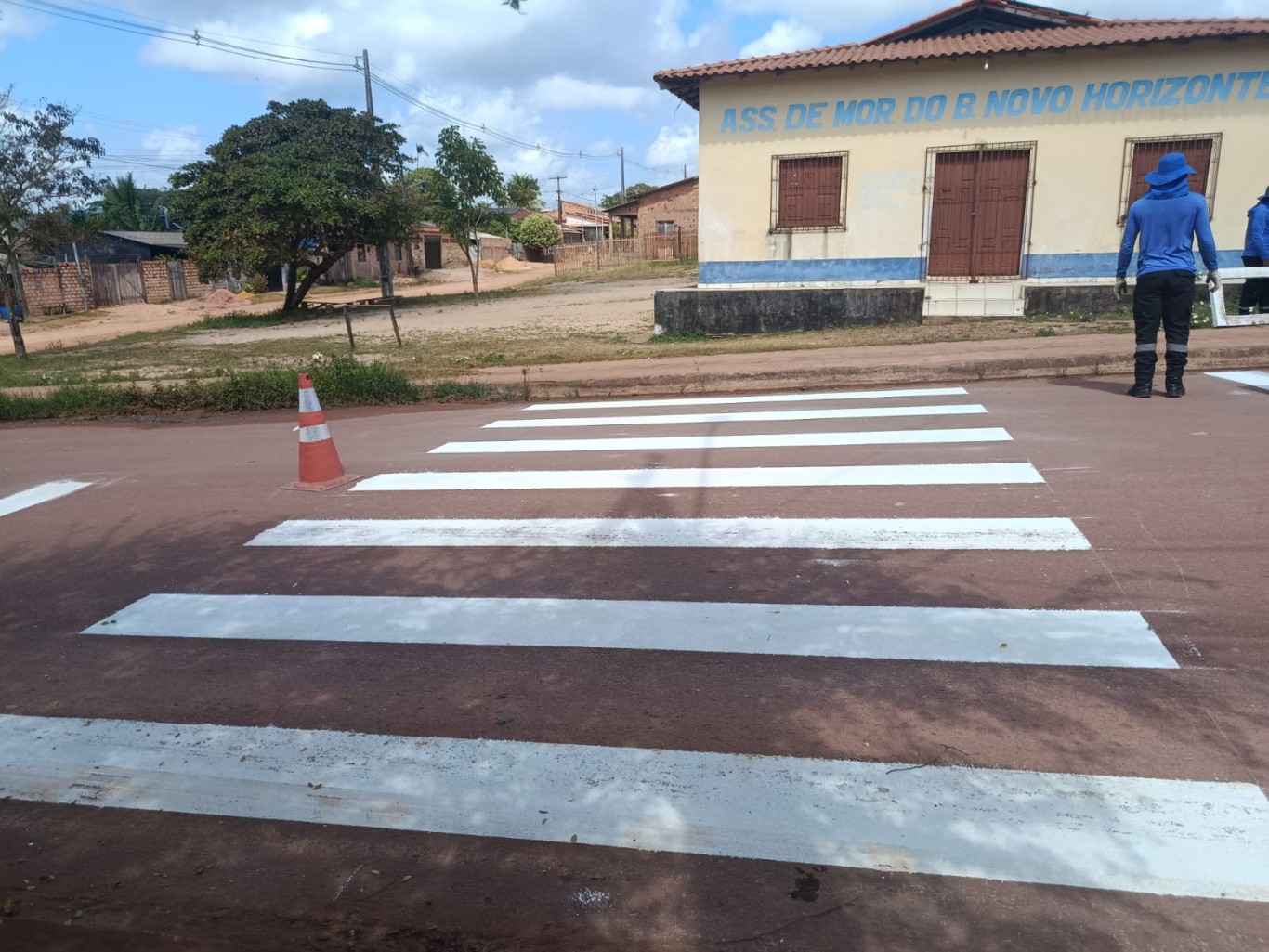 Imagem de Prefeitura implanta novas faixas de pedestres no bairro Novo Horizonte por meio das ações do Puxirum