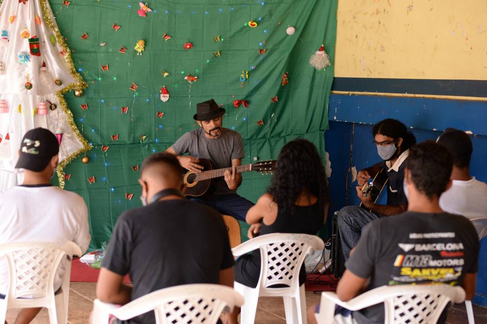 Pessoas em situação de rua ganham festa de Natal no Centro Pop Dom Lino Vombommel   