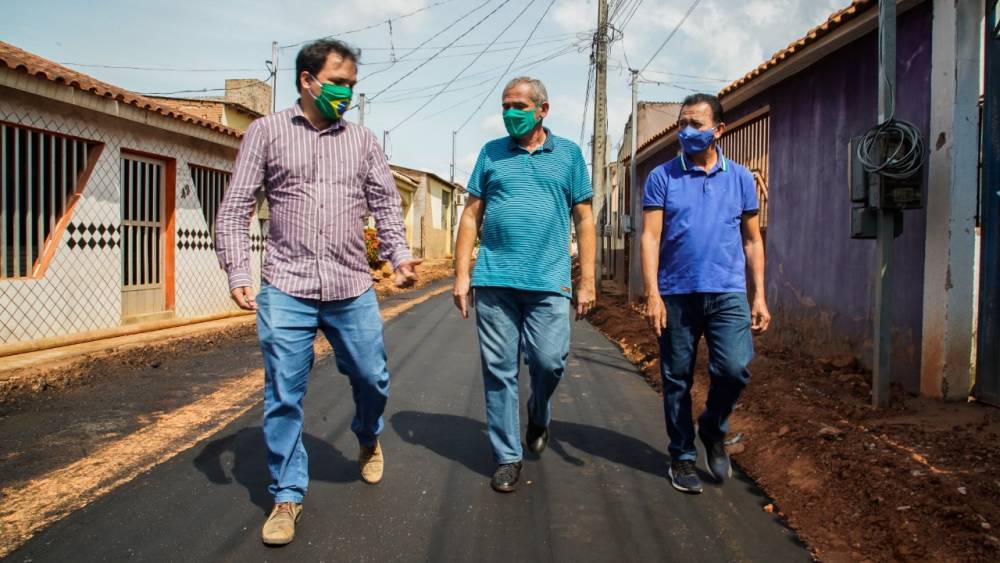 Prefeitura inicia pavimentação de mais uma rua no bairro Mapiri 