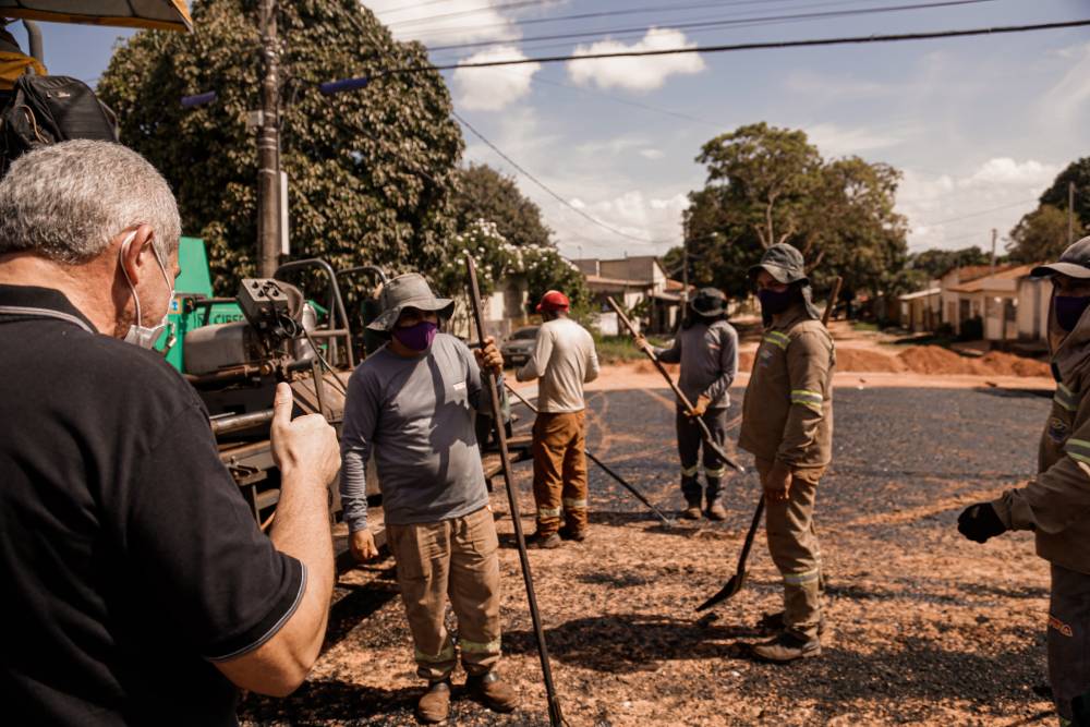 Prefeito vistoria obra de pavimentação no bairro Maracanã