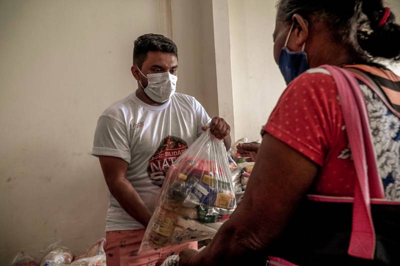 Mais de 100 famílias dos Cras Urumari e São José Operário recebem cestas de alimentos para o Natal