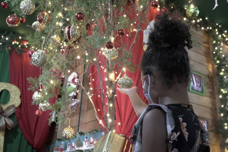 Crianças e Adolescentes da Casa de Acolhimento Reviver visitam a Casinha do Papai Noel