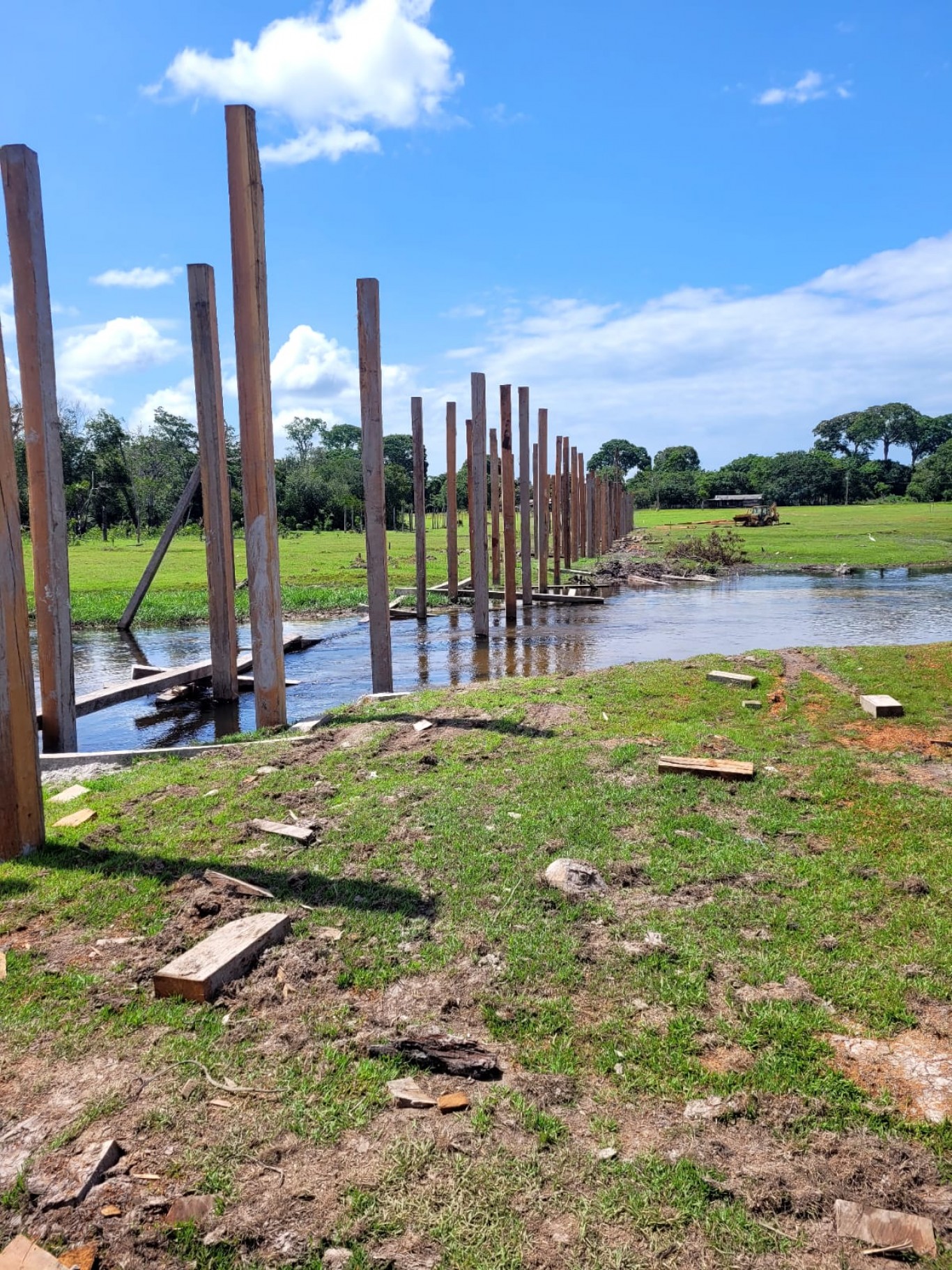 Ponte de madeira vai melhorar a mobilidade dos moradores da Comunidade Piraquara na região do Lago Grande