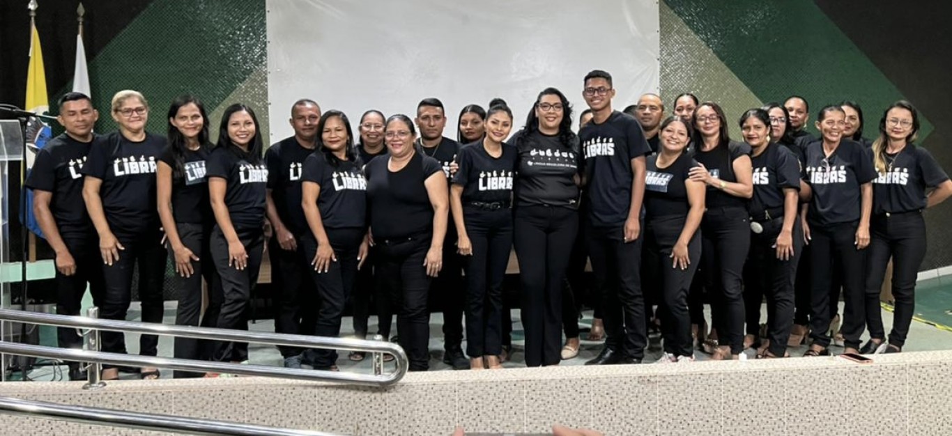 Prefeitura capacita 194 professores em cursos de Libra e Braille