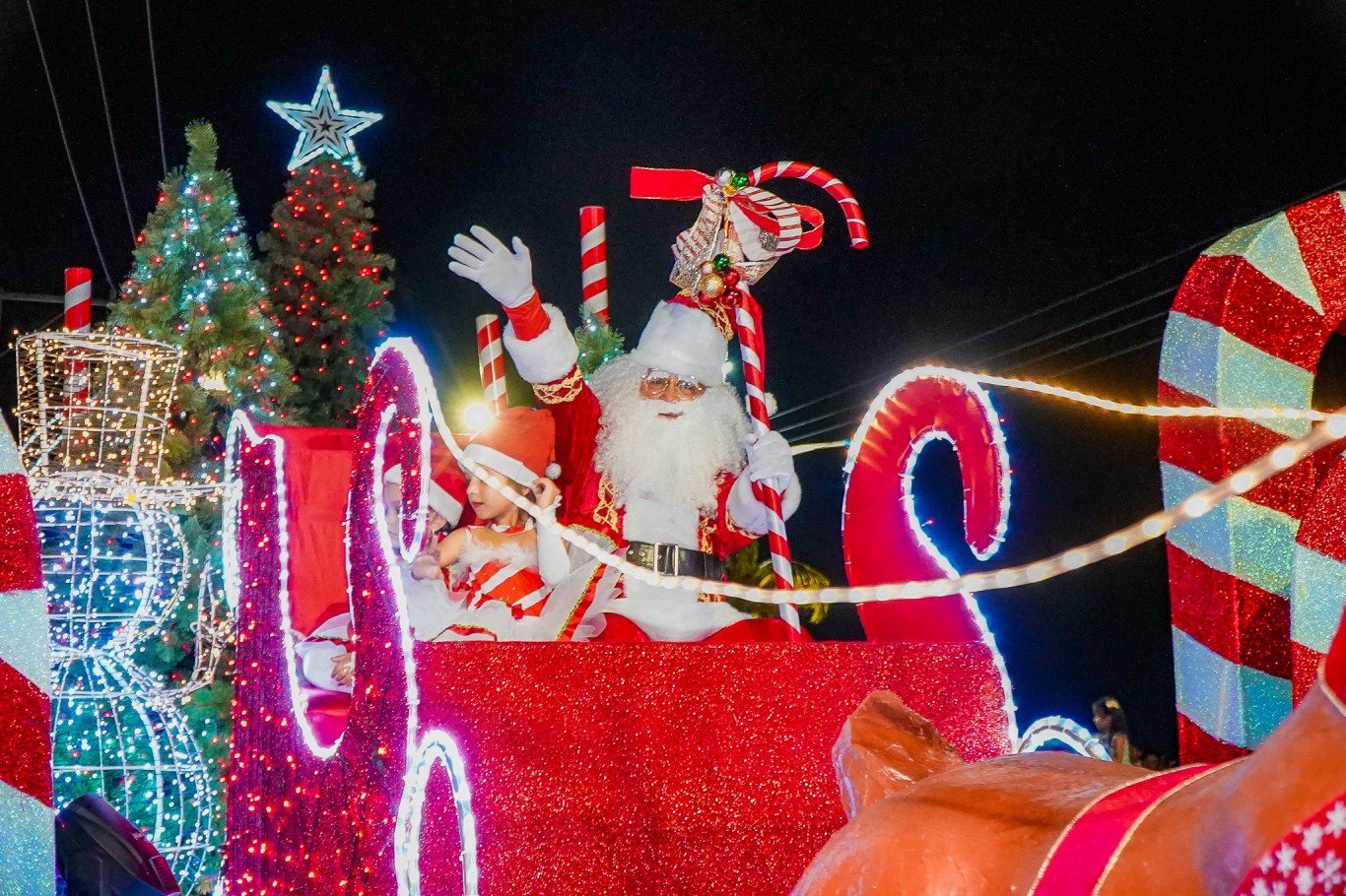 Prefeitura de Santarém abre programação natalina com parada e chegada triunfal do Papai Noel