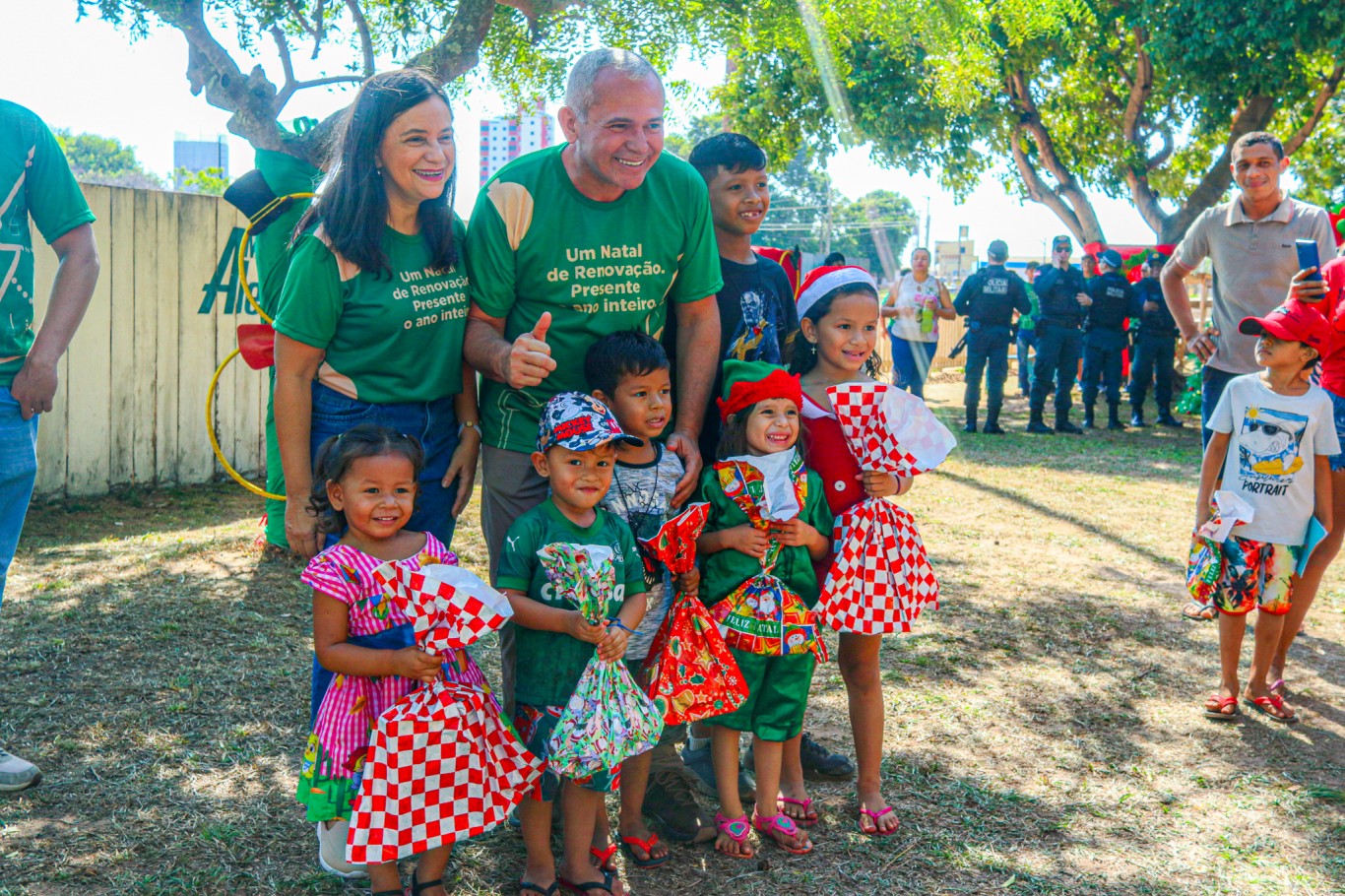 Papai Noel entrega brinquedos para aproximadamente 4 mil crianças no Parque da Cidade 