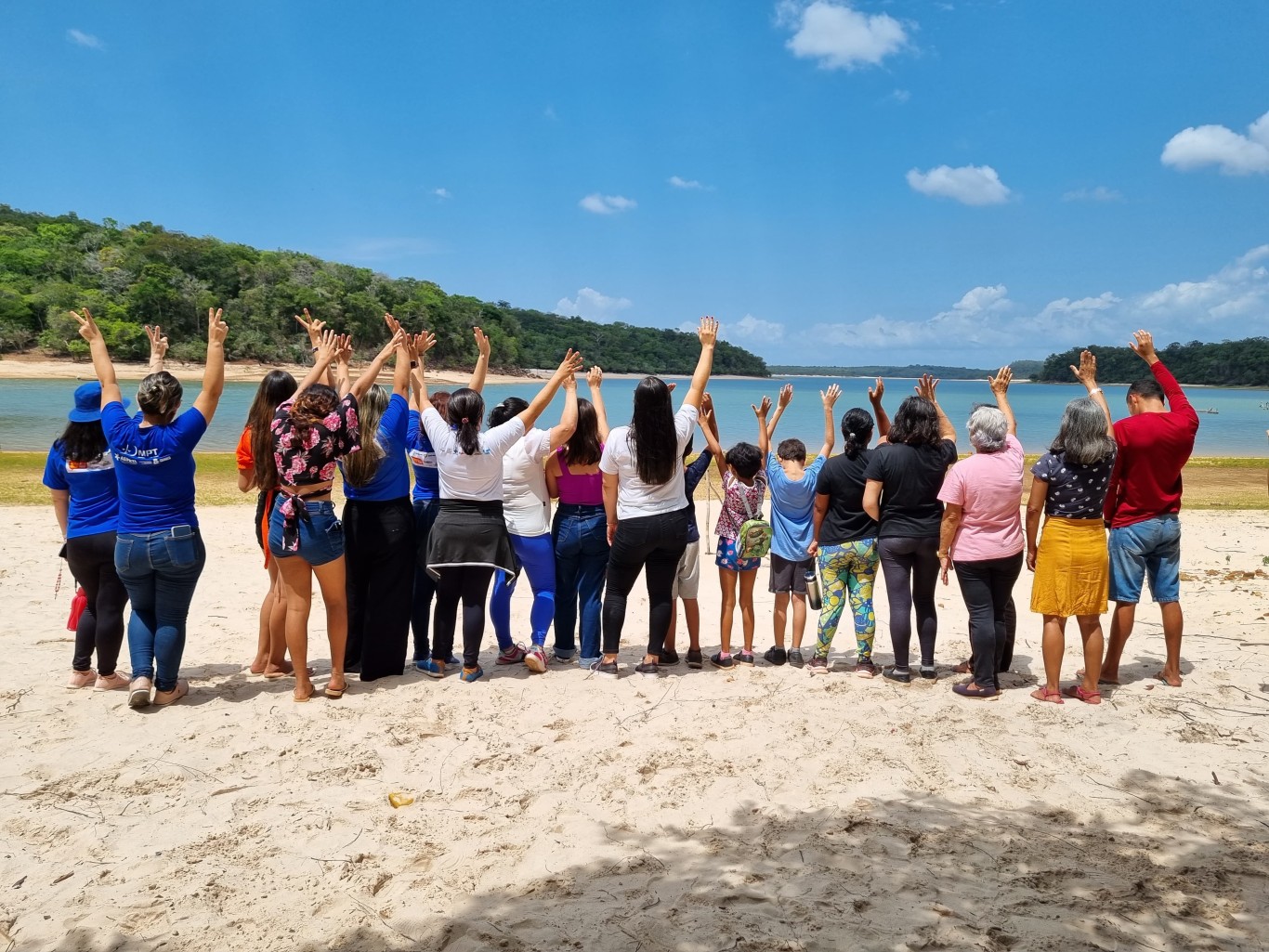 Famílias acompanhadas Creas participam de visitação na Escola da Floresta