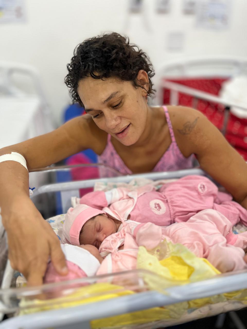 Silmara Valente emocioanda ao ver suas filhas gêmeas. Foto: Ascom HMS/PSM/UPA 24H.