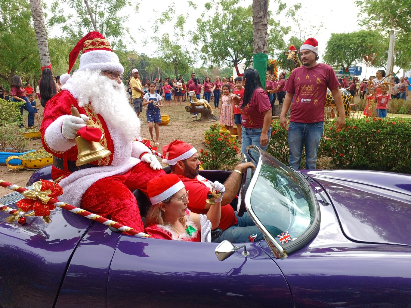 Papai e Mamãe Noel entregam brinquedos para mais de 4 mil crianças no Parque da Cidade