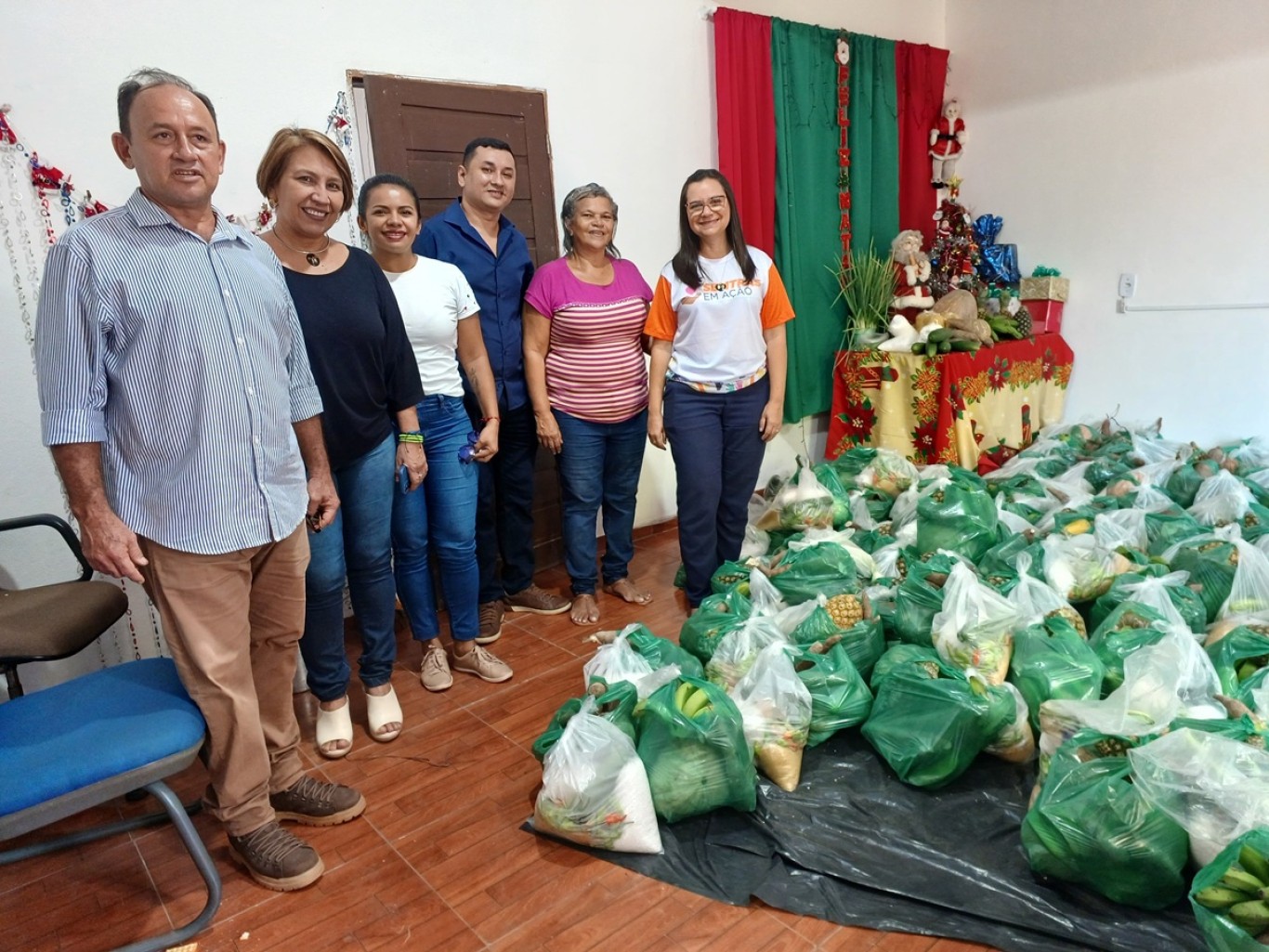 Aproximadamente 500 famílias dos bairros Maracanã 1 e Vitória Régia foram beneficiadas com cestas de alimentos do PAA nesta sexta-feira, 20