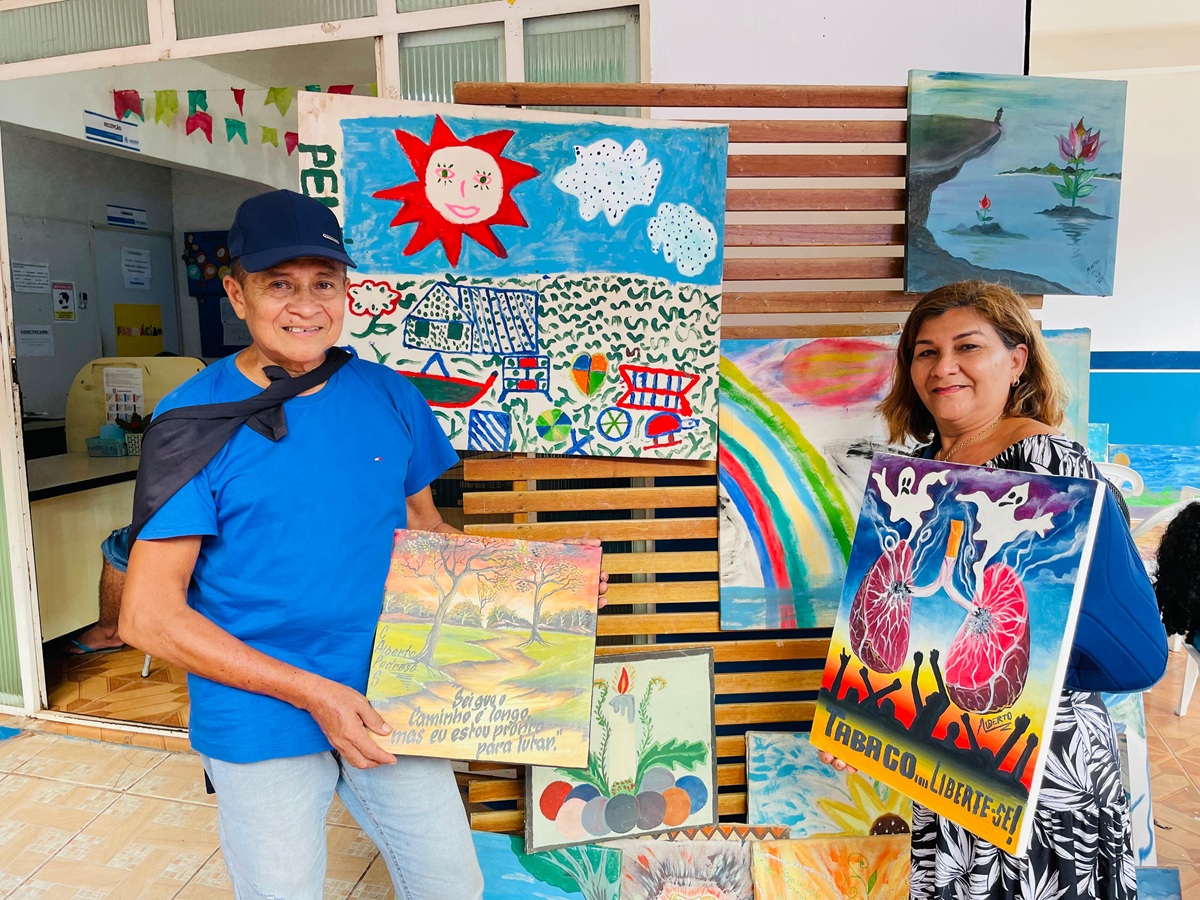 Alberto Bentes, 58 anos, artista plástico, conta que tem aprendido muito com os atendimentos. Foto: Ascom Semsa.