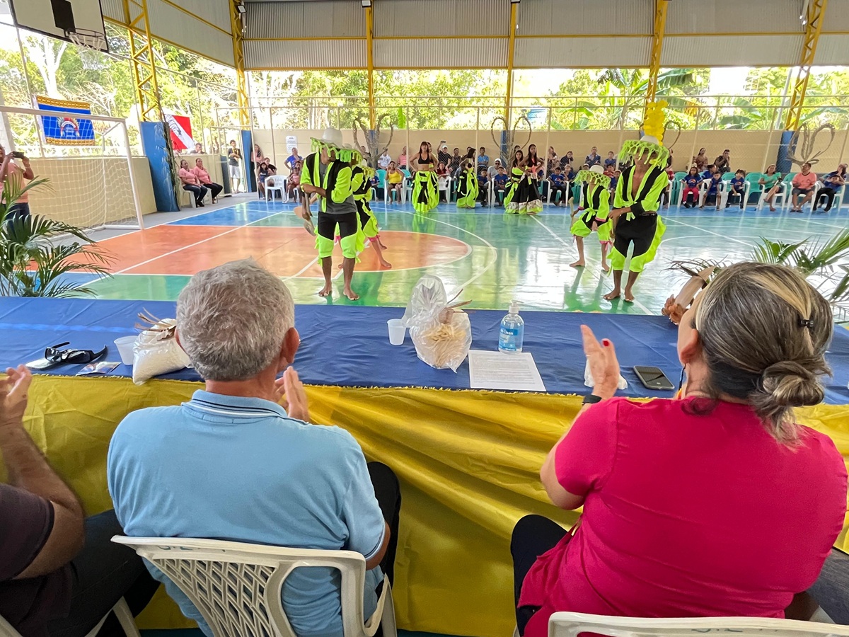 Entrega marcada por coreografia de carimbó. Foto: Ascom Semed.