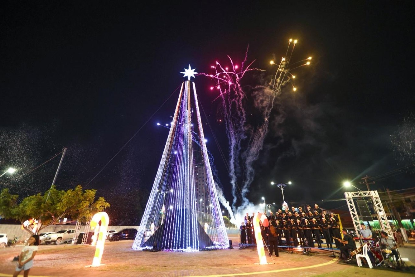 Árvore de Natal com mais de 22 metros é inaugurada na rotatória da Anysio Chaves e deslumbra o público