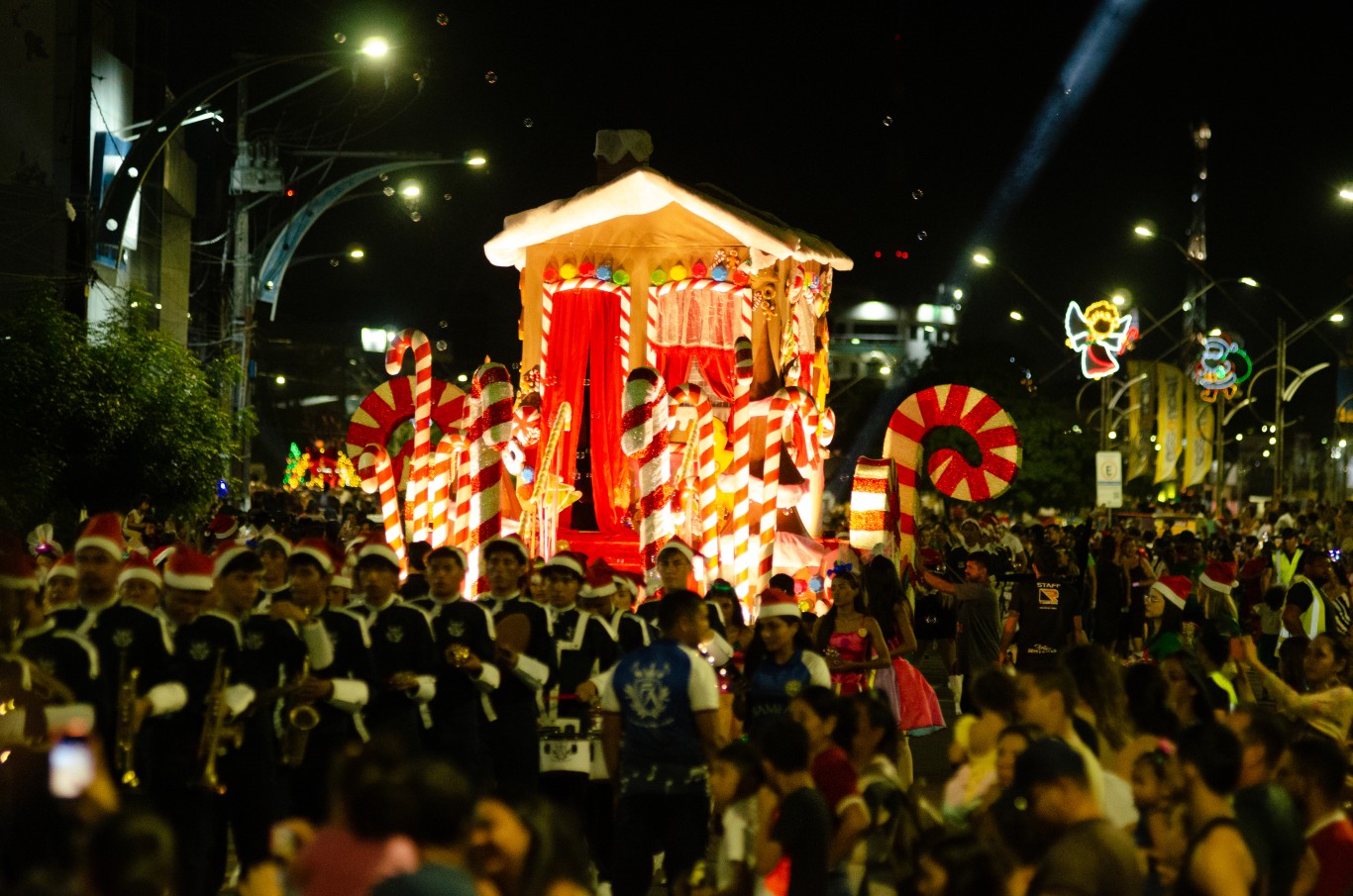 Imagem de Parada de Natal emociona público e marca abertura do Natal Iluminado em Santarém