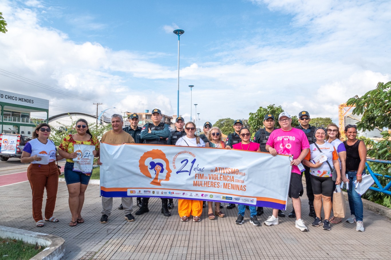 Homens lideram caminhada do Dia do Laço Branco e reforçam compromisso pelo fim da violência contra mulheres e meninas em Santarém
