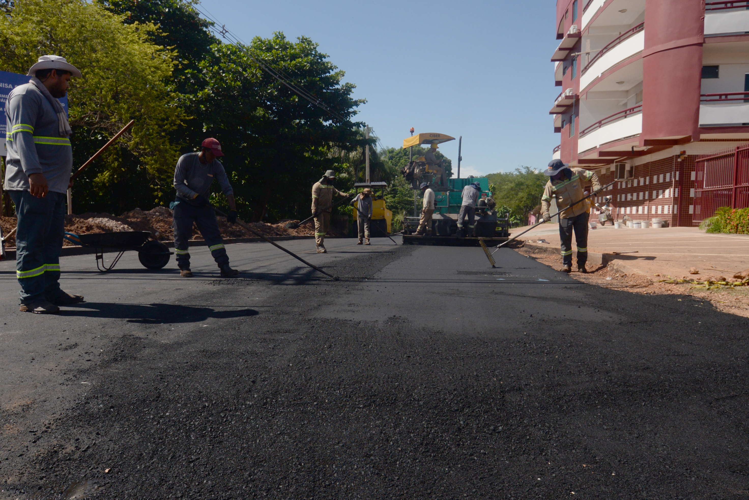 Asfalto em ruas do bairro Caranazal leva infraestrutura a moradores