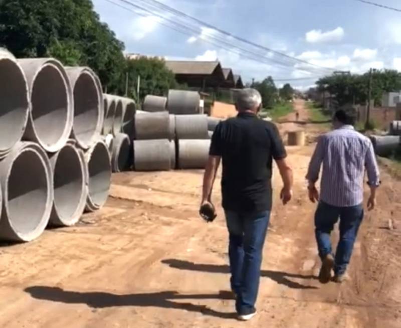 Prefeito Nélio Aguiar vistoria obras de asfalto no Santarenzinho